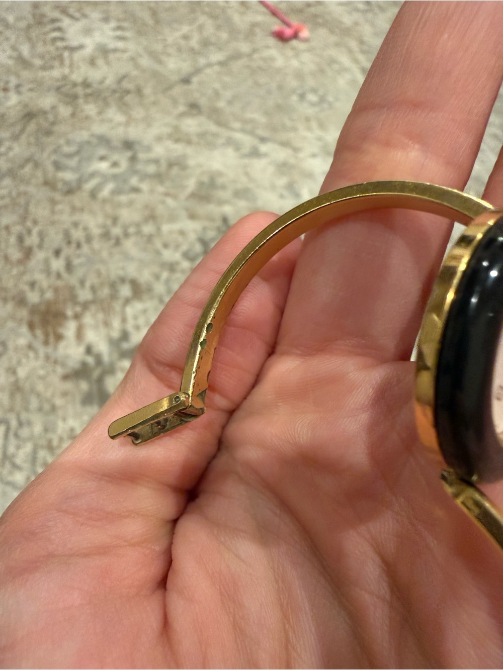 Gucci Bezel Gold-Tone Bangle Watch with 1 Black Bezel - Picture 5 of 9